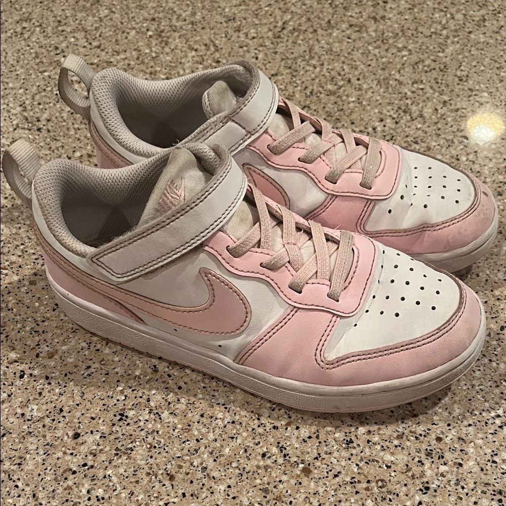 Nike borough court recraft youth size 1 Pink and white Sneakers